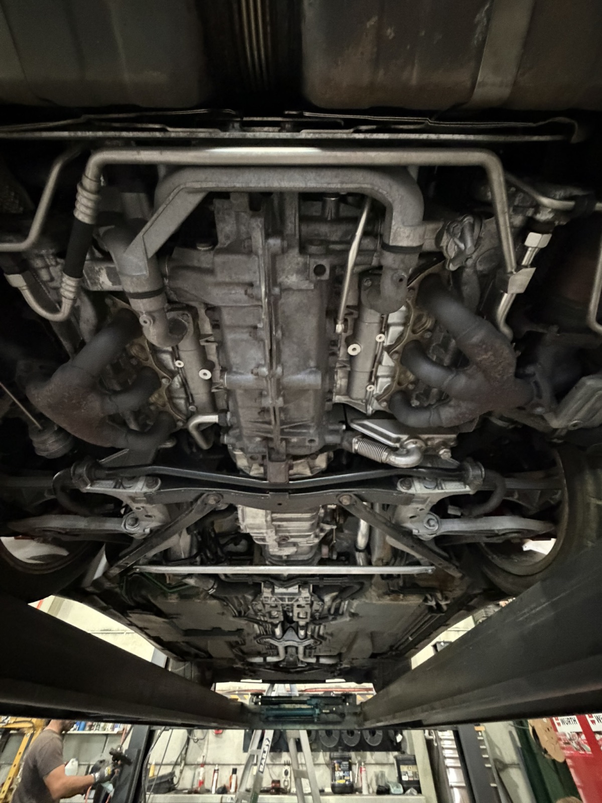 Engine and gearbox casings, suspension arms — after dry ice cleaning