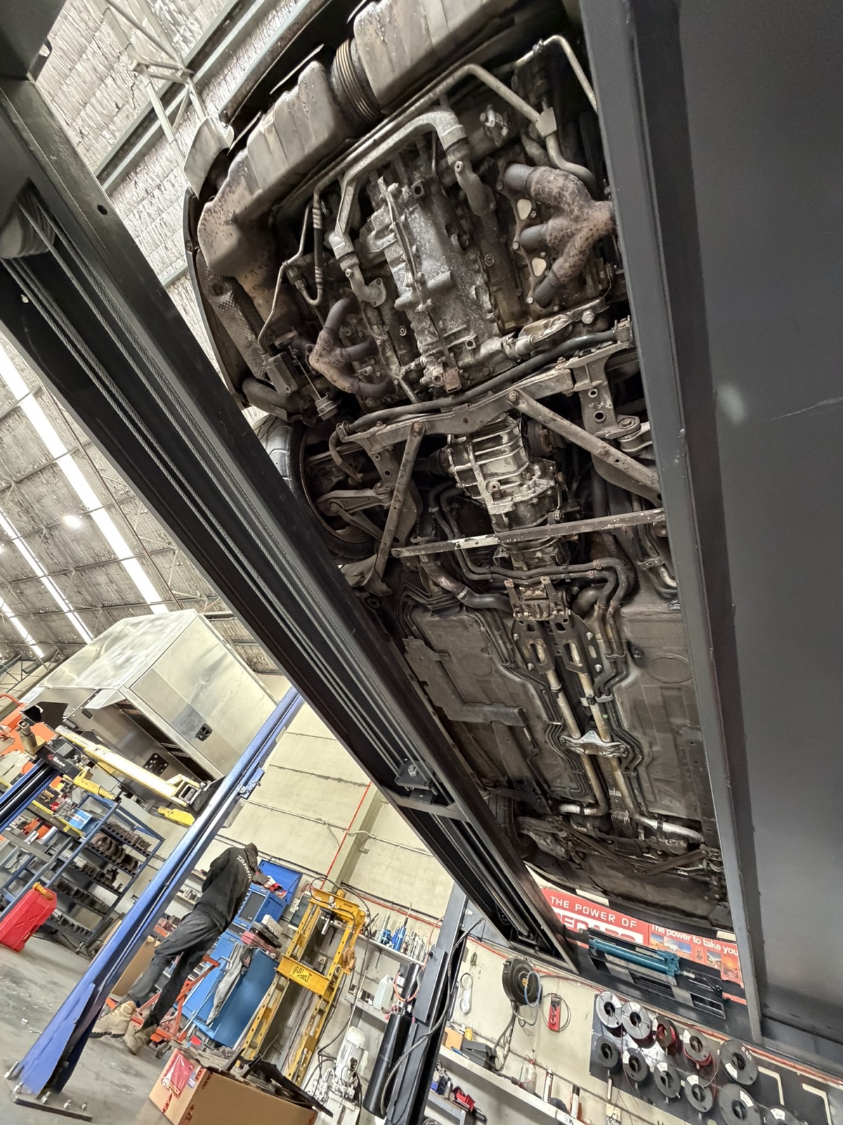 Engine and gearbox casings, suspension arms — before dry ice cleaning