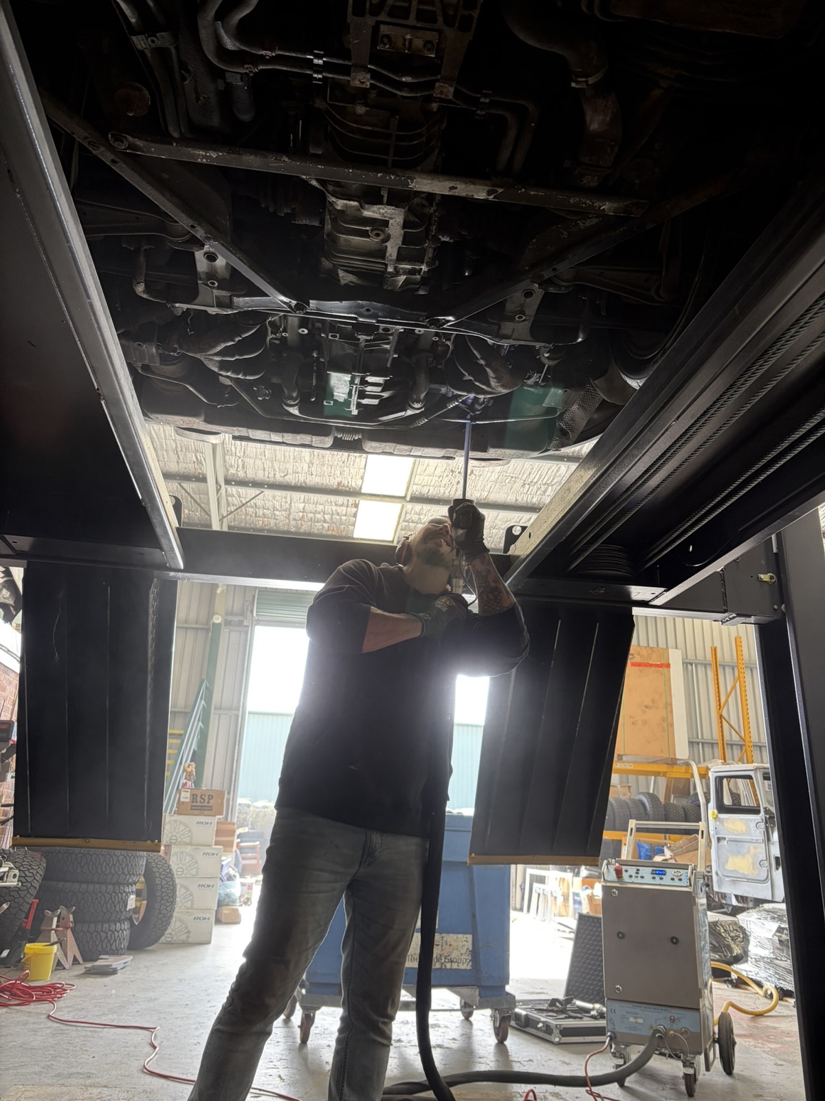 Dry ice blasting the underbody from below on the lift