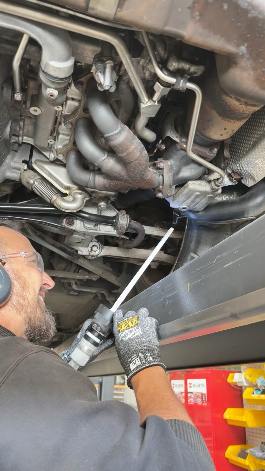 Close-up of the flat nozzle working the exhaust manifold and suspension link