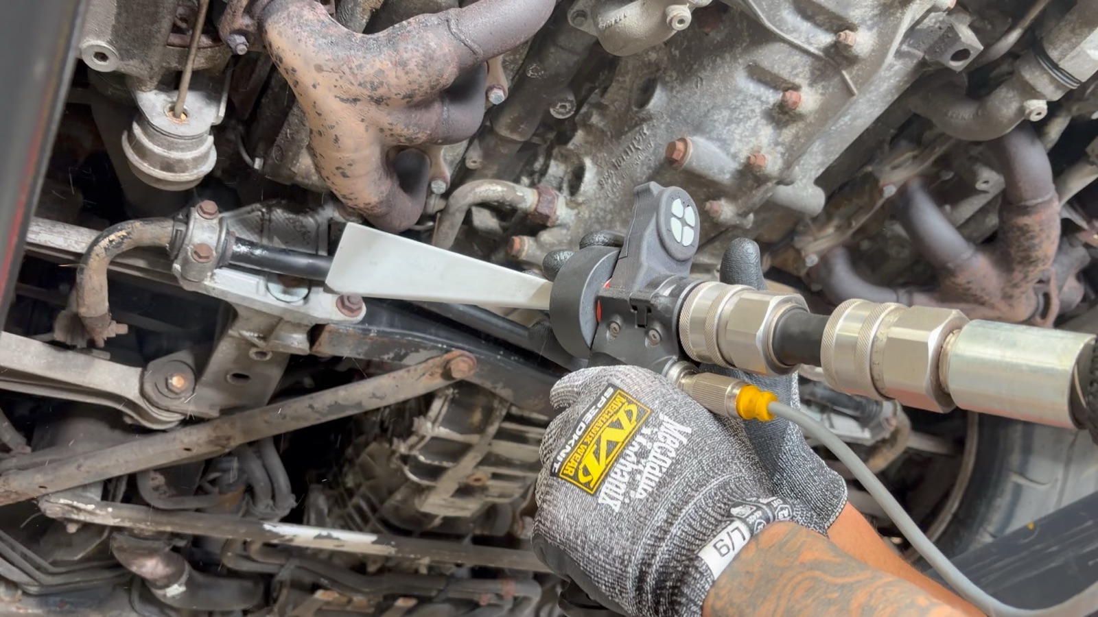 Flat nozzle tracking along a suspension arm, casings already clean behind it