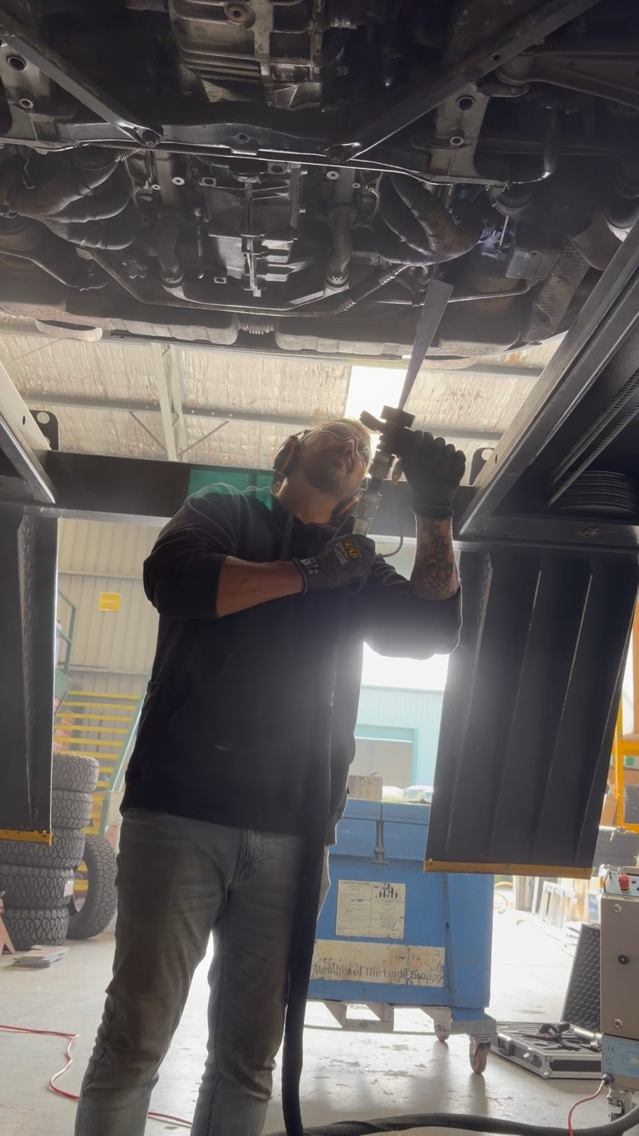 Still from video: operator blasting the underbody, dry ice vapour visible