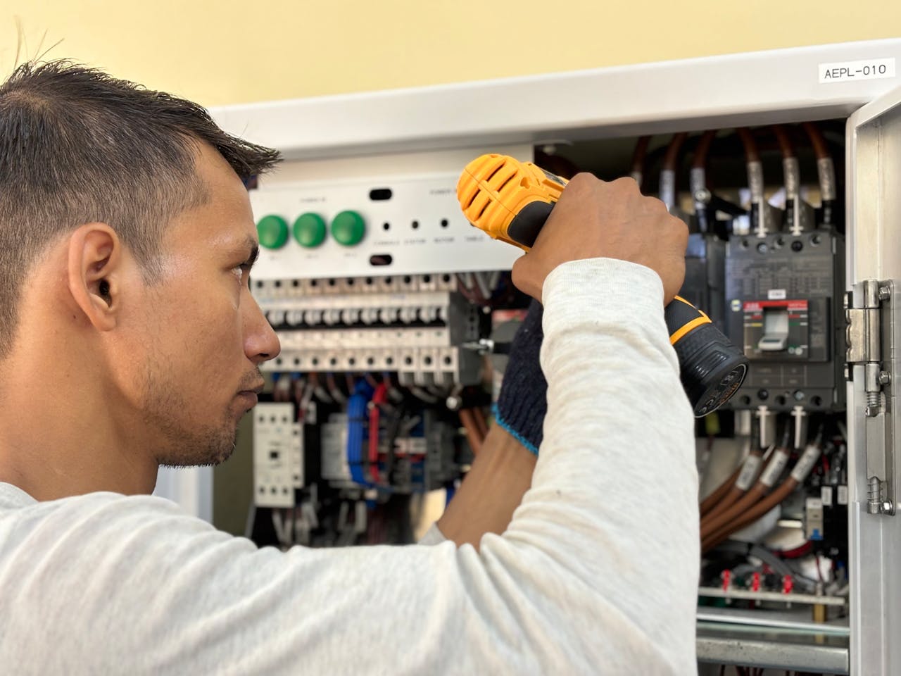 MV Switchgear — Live-Cleaned, Insulation Resistance Improved